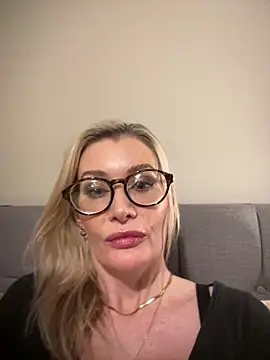 Englishhotwife4u online show from December 13, 5:21 pm
