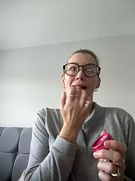 Englishhotwife4u online show from December 14, 10:56 am