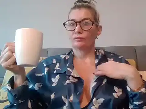 Englishhotwife4u online show from December 22, 8:49 am