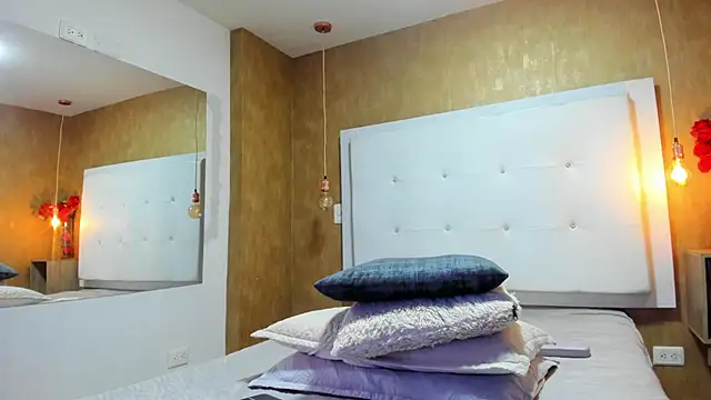 Milaspetite online show from February 4, 8:03 pm