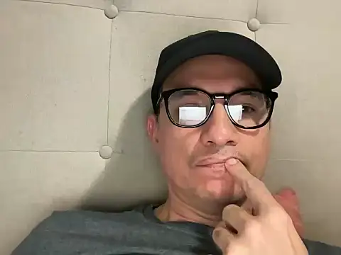 Snapshot of alex_ruiz85 chatting on December 2, 12:49 am alex ruiz85 online show from December 2, 12:49 am