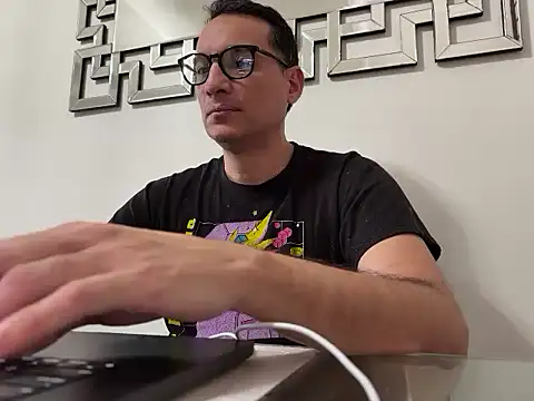 Snapshot of alex_ruiz85 chatting on June 18, 6:45 pm alex ruiz85 online show from June 18, 6:45 pm