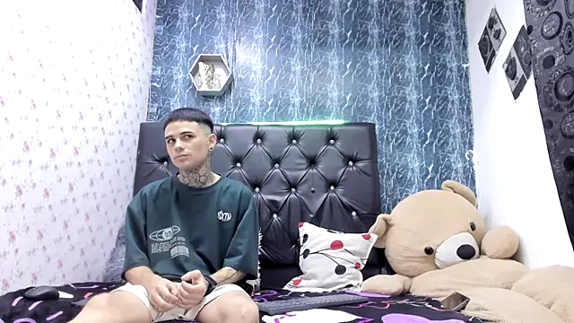 Snapshot of exotic_hot_couple chatting on February 21, 10:33 pm exotic hot couple online show from February 21, 10:33 pm