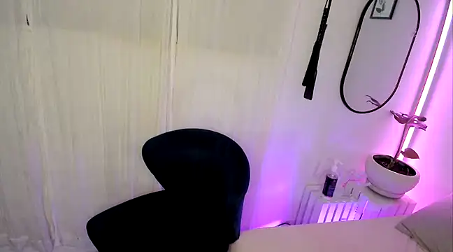 Snapshot of AaliyahLaylah chatting on December 15, 6:29 am AaliyahLaylah online show from December 15, 6:29 am