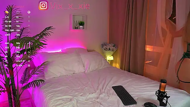 ViXXXiee online show from October 7, 7:00 pm