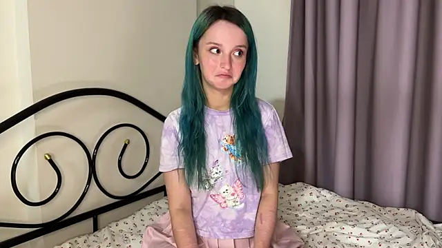 Snapshot of bumble_bee chatting on February 8, 6:55 pm bumble bee online show from February 8, 6:55 pm