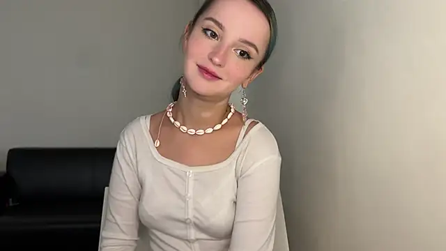 Snapshot of bumble_bee chatting on March 2, 10:35 am bumble bee online show from March 2, 10:35 am