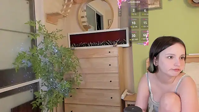 Snapshot of bumble_bee chatting on February 15, 9:11 pm bumble bee online show from February 15, 9:11 pm