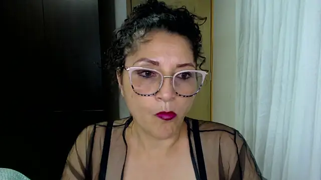 Snapshot of arianna_ros3 chatting on June 15, 2:25 am arianna ros3 online show from June 15, 2:25 am