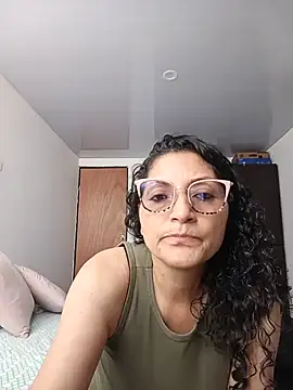 Snapshot of arianna_ros3 chatting on June 27, 6:13 pm arianna ros3 online show from June 27, 6:13 pm