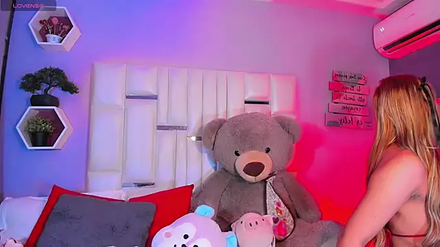 Snapshot of Aileen_18 chatting on October 18, 4:59 am Aileen 18 online show from October 18, 4:59 am