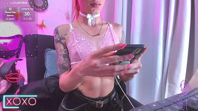 Snapshot of GabbyHills chatting on December 16, 8:19 am GabbyHills online show from December 16, 8:19 am