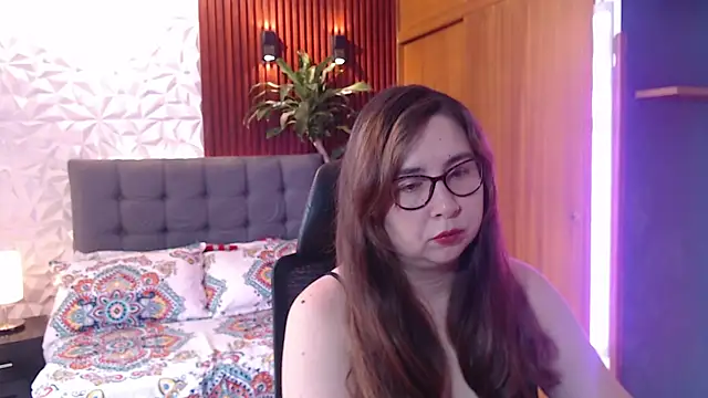 Snapshot of chloe_prg chatting on February 17, 3:53 pm chloe prg online show from February 17, 3:53 pm