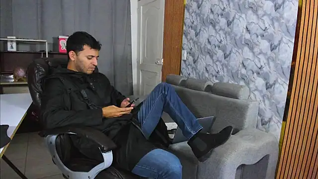 Hideintheoffice online show from February 5, 3:33 am