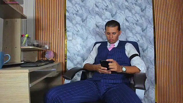 Hideintheoffice online show from May 31, 3:26 am