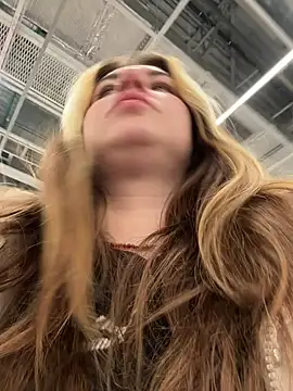 Snapshot of MayaMystic chatting on December 28, 3:04 pm MayaMystic online show from December 28, 3:04 pm