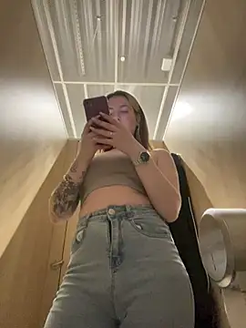 Snapshot of MayaMystic chatting on February 13, 9:09 am MayaMystic online show from February 13, 9:09 am