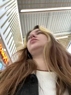 Snapshot of MayaMystic chatting on March 10, 8:59 am MayaMystic online show from March 10, 8:59 am