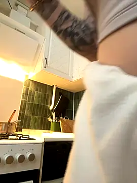 Snapshot of MayaMystic chatting on November 15, 10:12 am MayaMystic online show from November 15, 10:12 am