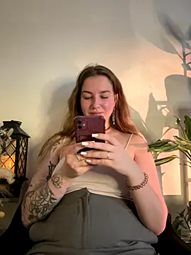 Snapshot of MayaMystic chatting on November 18, 11:36 am MayaMystic online show from November 18, 11:36 am