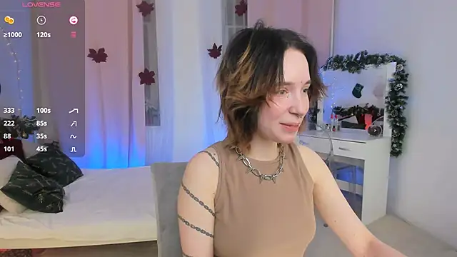 lilithlunna online show from January 7, 10:30 pm