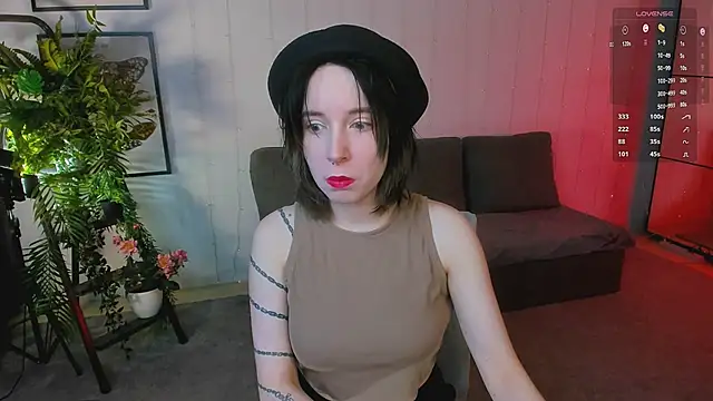 lilithlunna online show from February 6, 11:15 pm