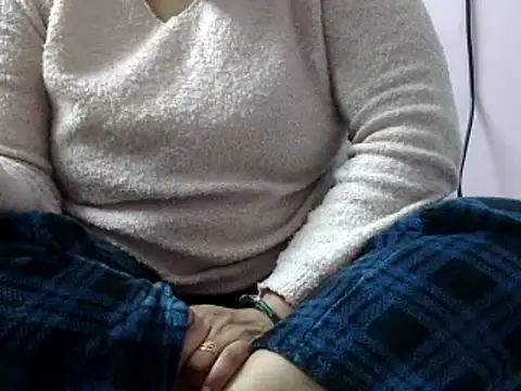 Snapshot of Housewife12 chatting on January 19, 6:00 pm Housewife12 online show from January 19, 6:00 pm