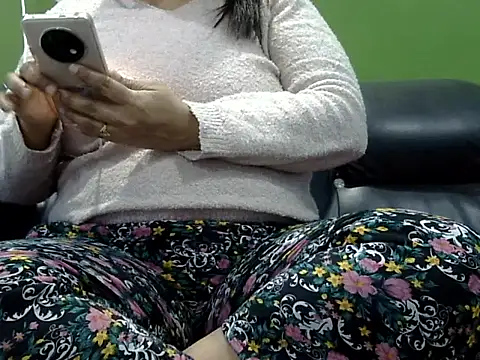 Snapshot of Housewife12 chatting on January 29, 6:07 pm Housewife12 online show from January 29, 6:07 pm