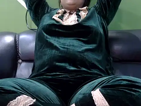 Snapshot of Housewife12 chatting on March 13, 5:18 pm Housewife12 online show from March 13, 5:18 pm