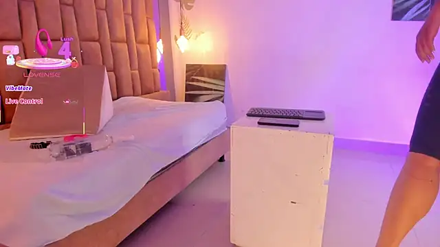 Snapshot of victoriaroyce1 chatting on October 30, 1:12 pm victoriaroyce1 online show from October 30, 1:12 pm