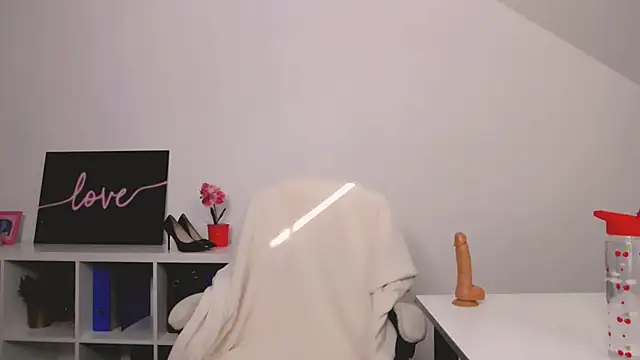 Lia Benini online show from March 16, 1:17 pm