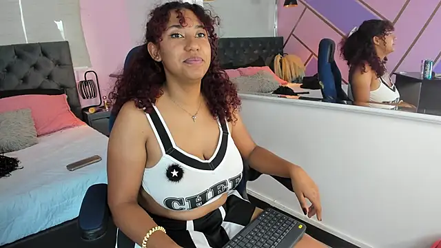 lauraltt online show from January 3, 7:39 pm