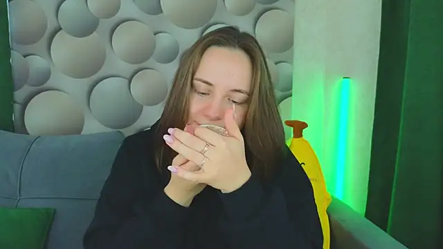 Snapshot of Cute_smile_sharon chatting on March 15, 6:14 am Cute smile sharon online show from March 15, 6:14 am