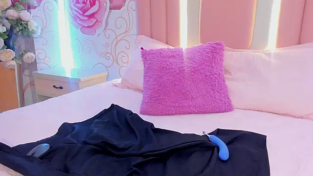 Lily Martinez online show from February 6, 2:00 am