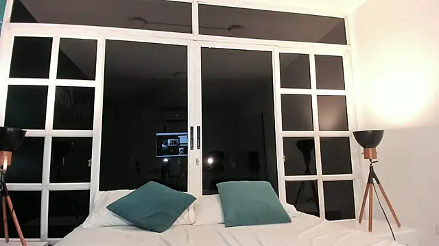 loladupont online show from November 6, 11:04 pm