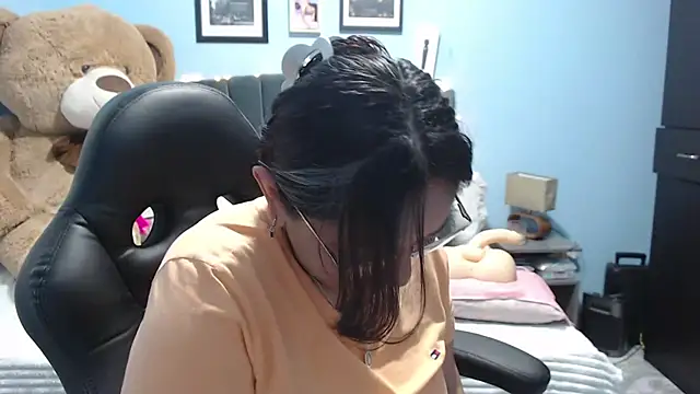 Snapshot of AngelRouss chatting on October 31, 3:18 am AngelRouss online show from October 31, 3:18 am