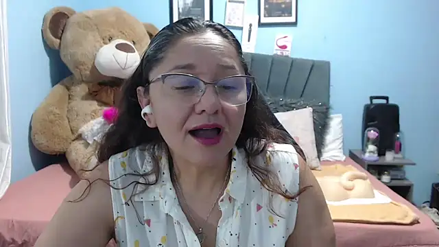 Snapshot of AngelRouss chatting on February 6, 3:11 am AngelRouss online show from February 6, 3:11 am