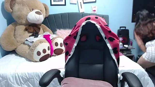 Snapshot of AngelRouss chatting on February 24, 9:29 am AngelRouss online show from February 24, 9:29 am