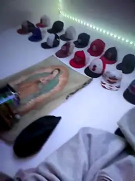 Snapshot of qbaby96 chatting on December 13, 7:53 pm qbaby96 online show from December 13, 7:53 pm