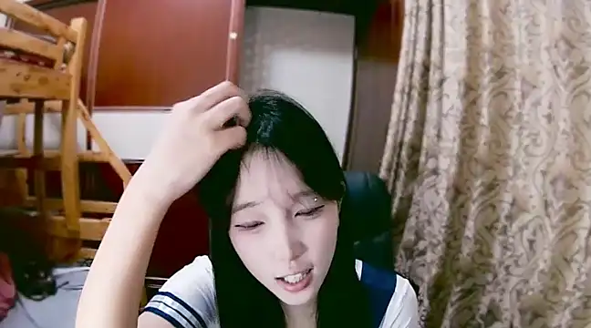 Snapshot of lulu-2002 chatting on December 22, 1:00 pm lulu-2002 online show from December 22, 1:00 pm