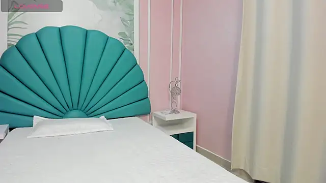 Snapshot of Daphne_Fox_ chatting on February 4, 9:38 am Daphne Fox online show from February 4, 9:38 am