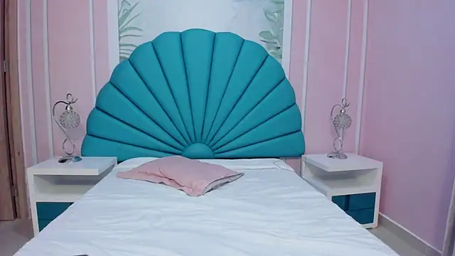 Snapshot of Daphne_Fox_ chatting on February 19, 8:33 am Daphne Fox online show from February 19, 8:33 am