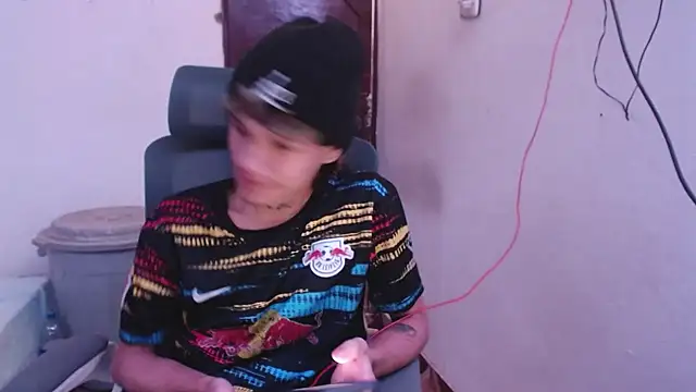 Snapshot of andy_dan18 chatting on June 24, 2:38 pm andy dan18 online show from June 24, 2:38 pm