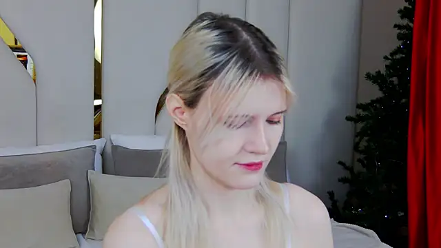 Snapshot of NellieLoyns chatting on December 16, 5:18 pm NellieLoyns online show from December 16, 5:18 pm