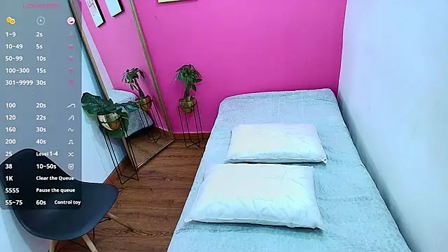 Snapshot of MommyHelpsmee chatting on February 21, 10:15 pm MommyHelpsmee online show from February 21, 10:15 pm