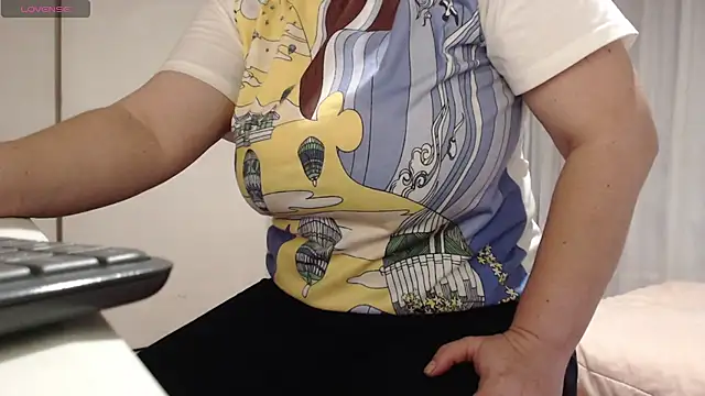 Snapshot of MommyHelpsmee chatting on October 11, 9:08 am MommyHelpsmee online show from October 11, 9:08 am