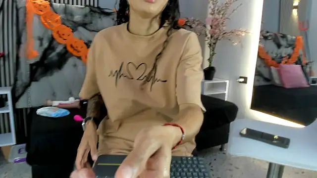 Snapshot of GysellHanson chatting on October 31, 11:33 am GysellHanson online show from October 31, 11:33 am