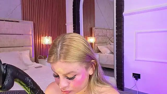 Snapshot of LolaAngellx chatting on May 25, 8:04 pm LolaAngellx online show from May 25, 8:04 pm