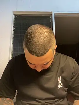 Snapshot of El_Titan1998 chatting on February 15, 12:18 am El Titan1998 online show from February 15, 12:18 am