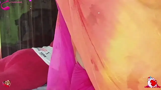 Snapshot of sexyhoney27 chatting on November 23, 9:42 am sexyhoney27 online show from November 23, 9:42 am